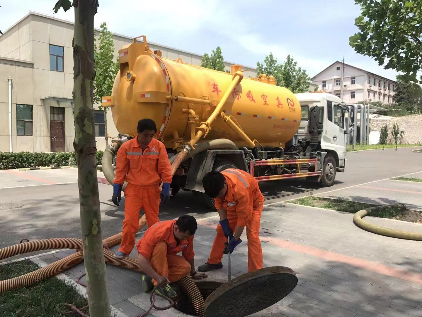 兴海管道疏通车停在窨井附近