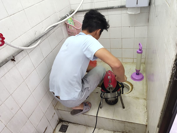 兴海管道堵塞冒臭气 专业师傅现场解决问题